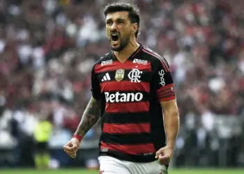 Arrascaeta é eleito um dos 100 melhores jogadores do mundo pelo The Guardian em 2025, consolidando status de lenda no Flamengo