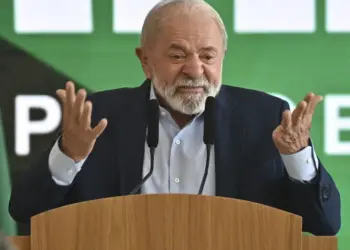 Pesquisa AtlasIntel/Bloomberg: Lula lidera todos os cenários para 2026, superando potenciais adversários em todos os turnos