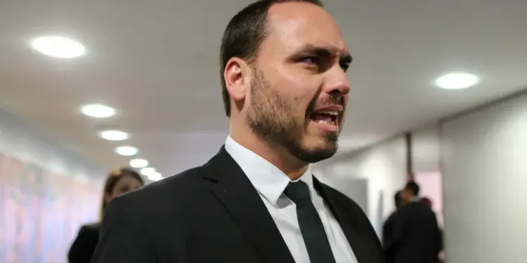 Insistência de Carlos Bolsonaro em SC é vista no centrão como brecha para recuo de Flávio na disputa presidencial