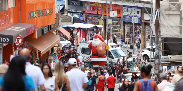 Compras de Natal de Última Hora Disparam no Comércio Popular de São Paulo com Ticket Médio Elevado