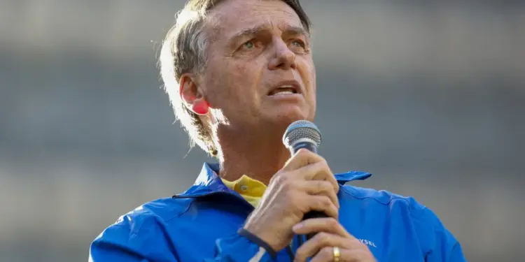 Cirurgia de Bolsonaro no Natal: Médico detalha procedimento de 3 a 4 horas e compara com operação de abril