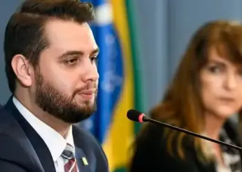 Polícia Federal prende Filipe Martins, condenado na trama golpista do Núcleo 2; prisão domiciliar com tornozeleira foi determinada por Alexandre de Moraes - Foto: Frame TV Senado