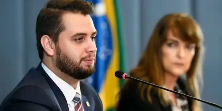 Polícia Federal prende Filipe Martins, condenado na trama golpista do Núcleo 2; prisão domiciliar com tornozeleira foi determinada por Alexandre de Moraes - Foto: Frame TV Senado