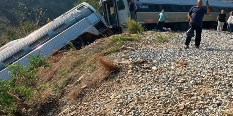 Descarrilamento de trem interoceânico no México deixa 13 mortos e quase 100 feridos; autoridades investigam