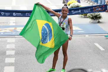 Atleta brasileira Núbia de Oliveira, terceiro lugar da categoria feminina da 100ª Corrida Internacional de São Silvestre. Foto: Paulo Pinto/Agência Brasil
