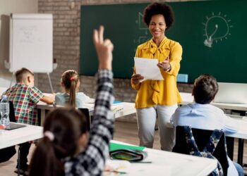 Professores conquistam direito de acumular cargos públicos de qualquer natureza com promulgação da EC 138 - Imagem: Freepik