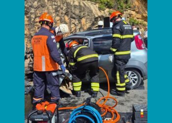 Mulher é retirada das ferragens após acidente entre Colatina e Linhares - Foto: Bombeiros-ES