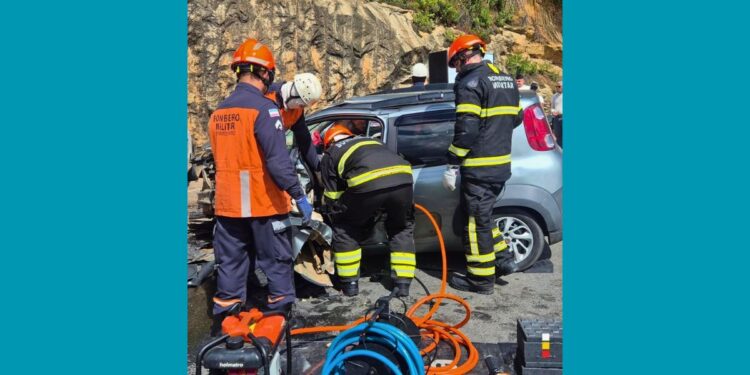 Mulher é retirada das ferragens após acidente entre Colatina e Linhares - Foto: Bombeiros-ES