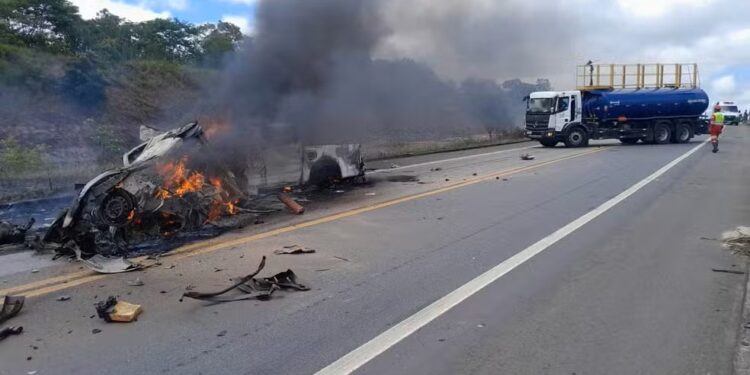 Acidente causou a morte de 10 pessoas na Bahia — Foto: PRF