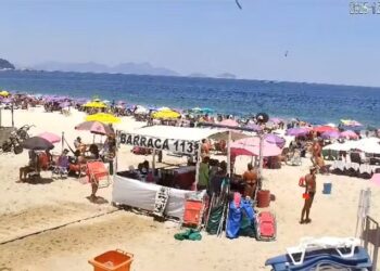 Imagme mostra queda de avião em Copacaana — Foto: Reprodução