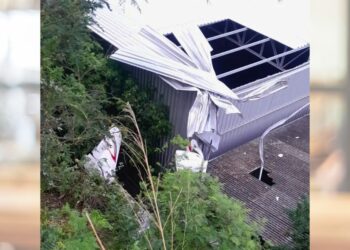 Avião de pequeno porte cai sobre oficina mecânica em Guarapari - Foto: Rede Social