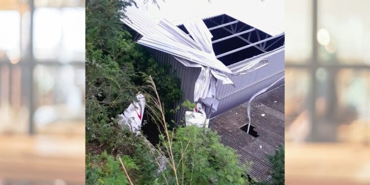 Avião de pequeno porte cai sobre oficina mecânica em Guarapari - Foto: Rede Social