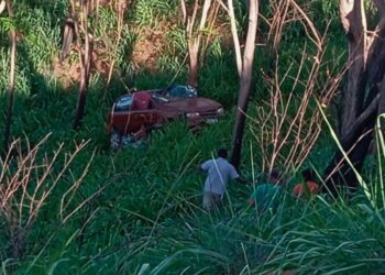 Motorista sem habilitação é preso por embriaguez após carro cair em barranco em Colatina - Foto: Leitor Colatina em Ação