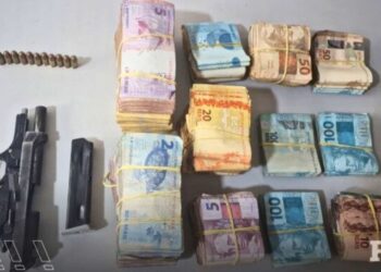 Fuga na BR-101: PRF apreende arma e R$ 40 mil - Foto: PRFES
