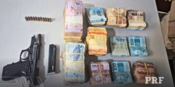 Fuga na BR-101: PRF apreende arma e R$ 40 mil - Foto: PRFES