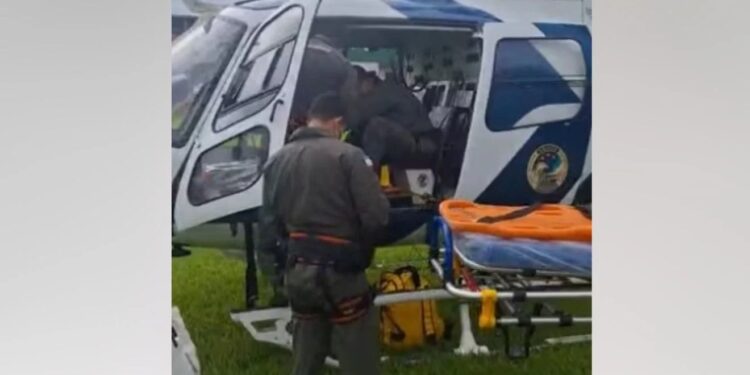 Jovem desmaia em cachoeira e é resgatado de helicóptero em Santa Leopoldina - Foto: Notaer