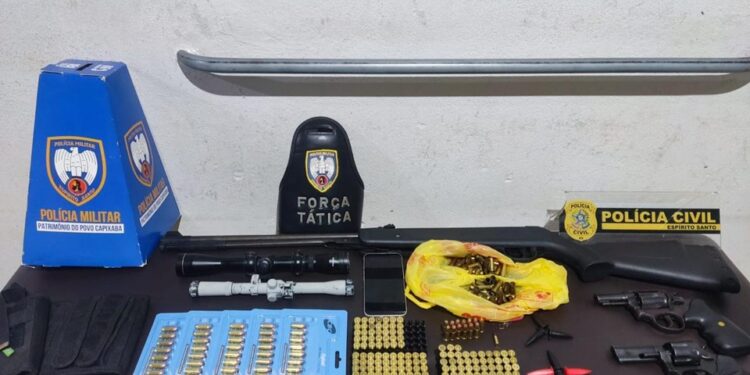 Operação com cães, helicóptero e mais de 50 agentes prende 4 e apreende armas e drogas em Nova Venécia - Foto: PCES