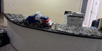 Disfarçados de entregadores: Casal é preso com arsenal e 24kg de maconha em Linhares - Foto: PMES