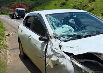 Caminhão atinge veículo da Prefeitura de São Roque do Canaã na BR-259 - Foto: Internet