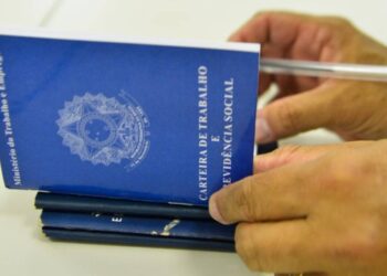 Desemprego cai a 5,2% no Brasil e atinge menor nível desde 2012, aponta IBGE  - Foto: Marcello Casal Jr/Agência Brasil