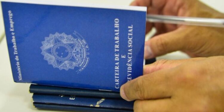 Desemprego cai a 5,2% no Brasil e atinge menor nível desde 2012, aponta IBGE
- Foto: Marcello Casal Jr/Agência Brasil