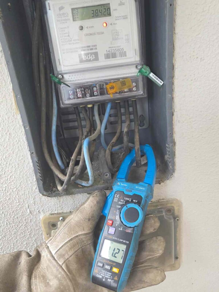 Mansão em bairro nobre de Linhares é flagrada em esquema de furto de energia - Foto: EDP