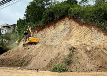Deslizamento interdita totalmente avenida em Colatina - Foto: Reprodução