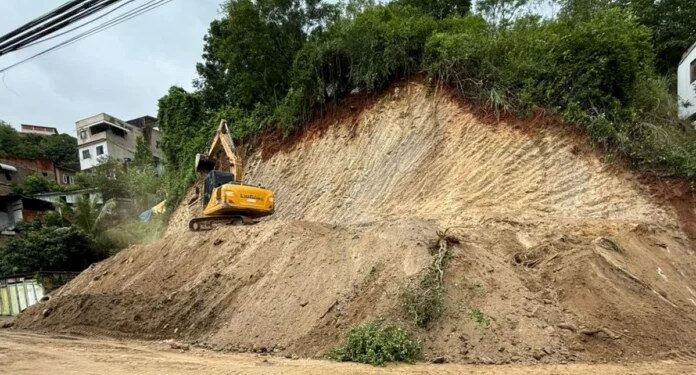 Deslizamento interdita totalmente avenida em Colatina - Foto: Reprodução