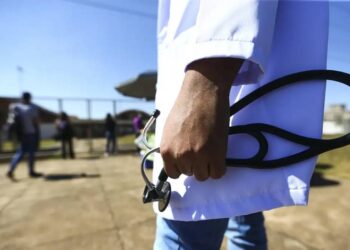 Piso da enfermagem: estados e municípios partilharam mais de R$ 815,1 milhões, em dezembro - Foto: Marcelo Camargo/Agência Brasil