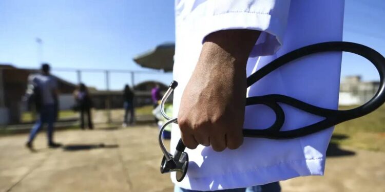 Piso da enfermagem: estados e municípios partilharam mais de R$ 815,1 milhões, em dezembro - Foto: Marcelo Camargo/Agência Brasil