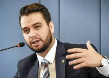 Defesa de Filipe Martins Pede ao STF Revogação de Prisão e Nega Uso de LinkedIn Após Proibição