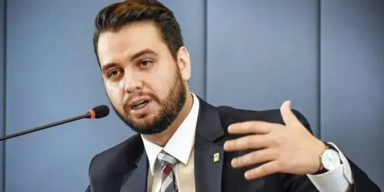 Defesa de Filipe Martins Pede ao STF Revogação de Prisão e Nega Uso de LinkedIn Após Proibição