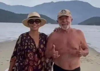 Lula posta foto na praia com Janja aos 80 anos e detalhe na imagem chama atenção: boa forma reacende debate sobre saúde na terceira idade