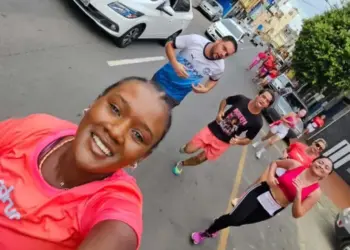 Jovem de 27 anos corre 5 km semanalmente para receber quimioterapia e relata melhora nos efeitos colaterais