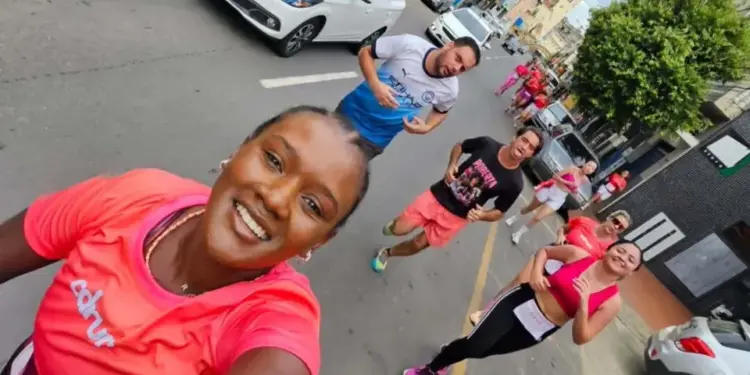 Jovem de 27 anos corre 5 km semanalmente para receber quimioterapia e relata melhora nos efeitos colaterais