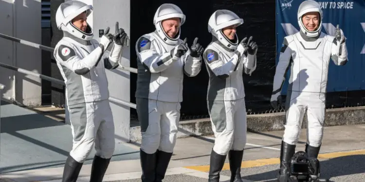 Astronautas da Missão Crew-11 Iniciam Retorno à Terra Após Problema Médico Inesperado