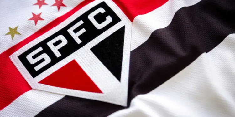 Presidente do São Paulo, Julio Casares enfrenta crise com rompimento de torcidas organizadas e pedido de renúncia