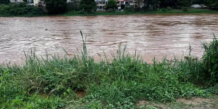 Rio Doce em Governador Valadares Ameaça Atingir Cota de Alerta; Defesa Civil Monitora e Alerta Moradores de Áreas Ribreirinhas