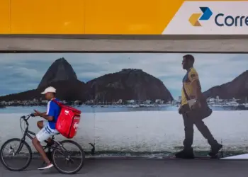 Alexandre de Moraes suspende benefícios milionários dos Correios determinados pelo TST