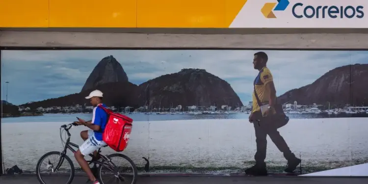 Alexandre de Moraes suspende benefícios milionários dos Correios determinados pelo TST