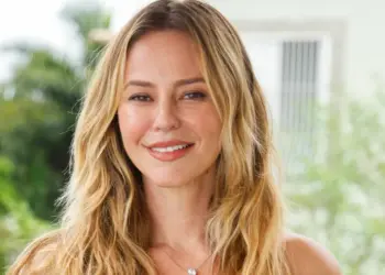 Paolla Oliveira se transforma em Rainha de Bateria para divulgar a 4ª temporada de Bridgerton