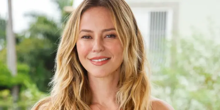 Paolla Oliveira se transforma em Rainha de Bateria para divulgar a 4ª temporada de Bridgerton