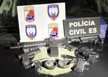 Aqui está o texto jornalístico estruturado com as otimizações de SEO solicitadas: Dados de SEO Título SEO: Homem é preso por estupro virtual em Pinheiros Frase foco: Estupro virtual em Pinheiros Slug: homem-preso-estupro-virtual-pinheiros-es Meta descrição: Polícia Civil prende homem de 32 anos em Pinheiros por estupro virtual e ameaças com fuzil falso. Entenda o golpe das fotos íntimas. Tags: Polícia Civil, Pinheiros, estupro virtual, crime digital, Espírito Santo, segurança pública Homem é preso por estupro virtual e ameaça com armas falsas em Pinheiros - Foto: PCES