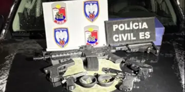 Aqui está o texto jornalístico estruturado com as otimizações de SEO solicitadas: Dados de SEO Título SEO: Homem é preso por estupro virtual em Pinheiros Frase foco: Estupro virtual em Pinheiros Slug: homem-preso-estupro-virtual-pinheiros-es Meta descrição: Polícia Civil prende homem de 32 anos em Pinheiros por estupro virtual e ameaças com fuzil falso. Entenda o golpe das fotos íntimas. Tags: Polícia Civil, Pinheiros, estupro virtual, crime digital, Espírito Santo, segurança pública Homem é preso por estupro virtual e ameaça com armas falsas em Pinheiros - Foto: PCES