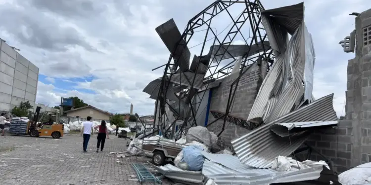 Cidade do Paraná é atingida por ventos fortes de até 180 km/h - Foto: imepar/Divulgação