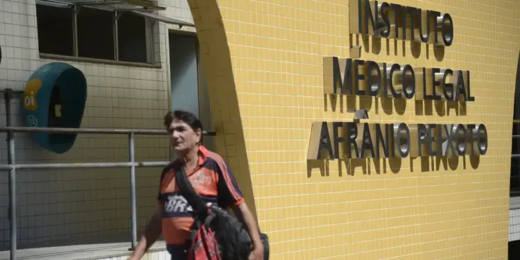 Corpo de adolescente é identificado e liberado pelo IML do Rio - Foto: Tânia Rêgo/Agência Brasil