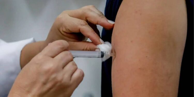 Três municípios recebem primeiras doses da vacina de dose única contra a dengue - Foto: Paulo Pinto/Agência Brasil