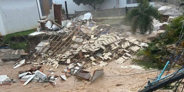Forte chuva causa desabamento e morte de criança em Rio Bananal - Foto: Leitor
