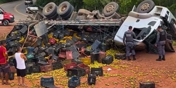 Caminhão carregado com mangas tomba na ES-220 em Nova Venécia - Foto: Internet