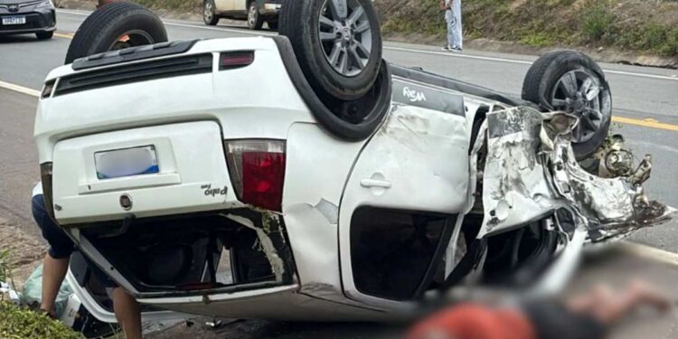 Acidente entre carro e carreta deixa dois feridos na BR 101, em Pinheiros - Foto: Reprodução
